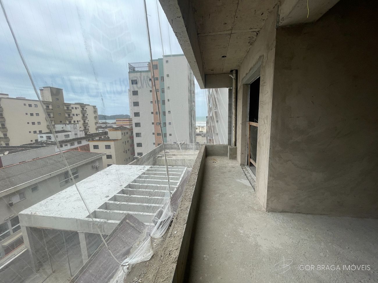 BELÍSSIMO LANÇAMENTO, À 150M DO MAR E LAZER COMPLETO