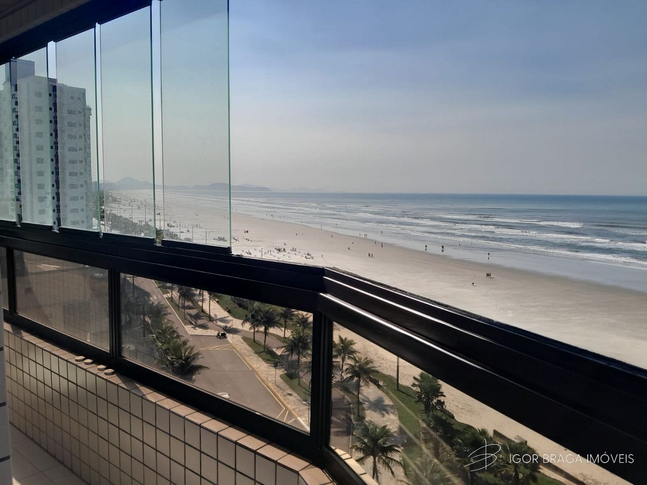 EXCELENTE APARTAMENTO, À 20M DO MAR E LAZER COMPLETO