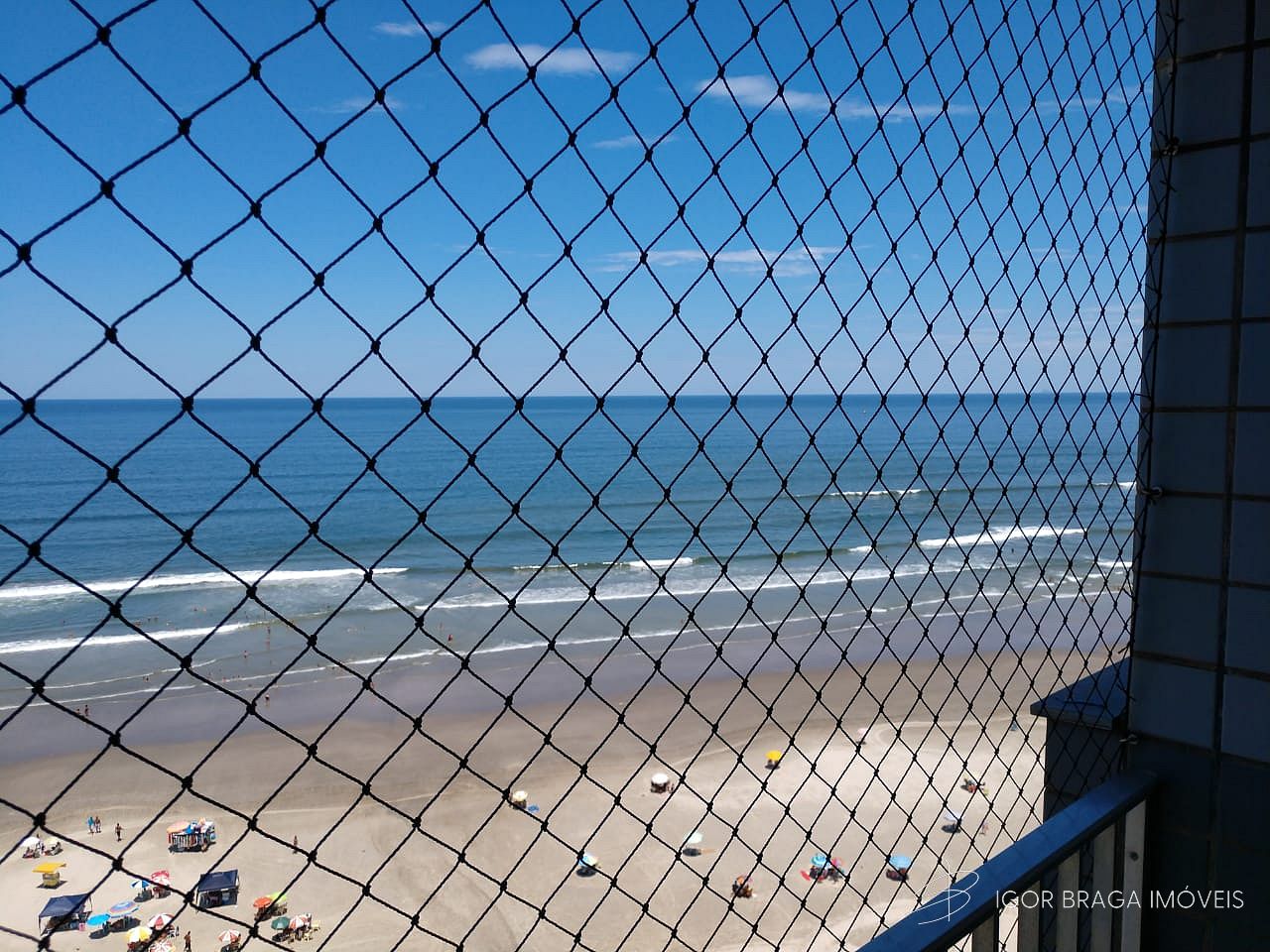 EXCELENTE APARTAMENTO, À 20M DO MAR E LAZER COMPLETO