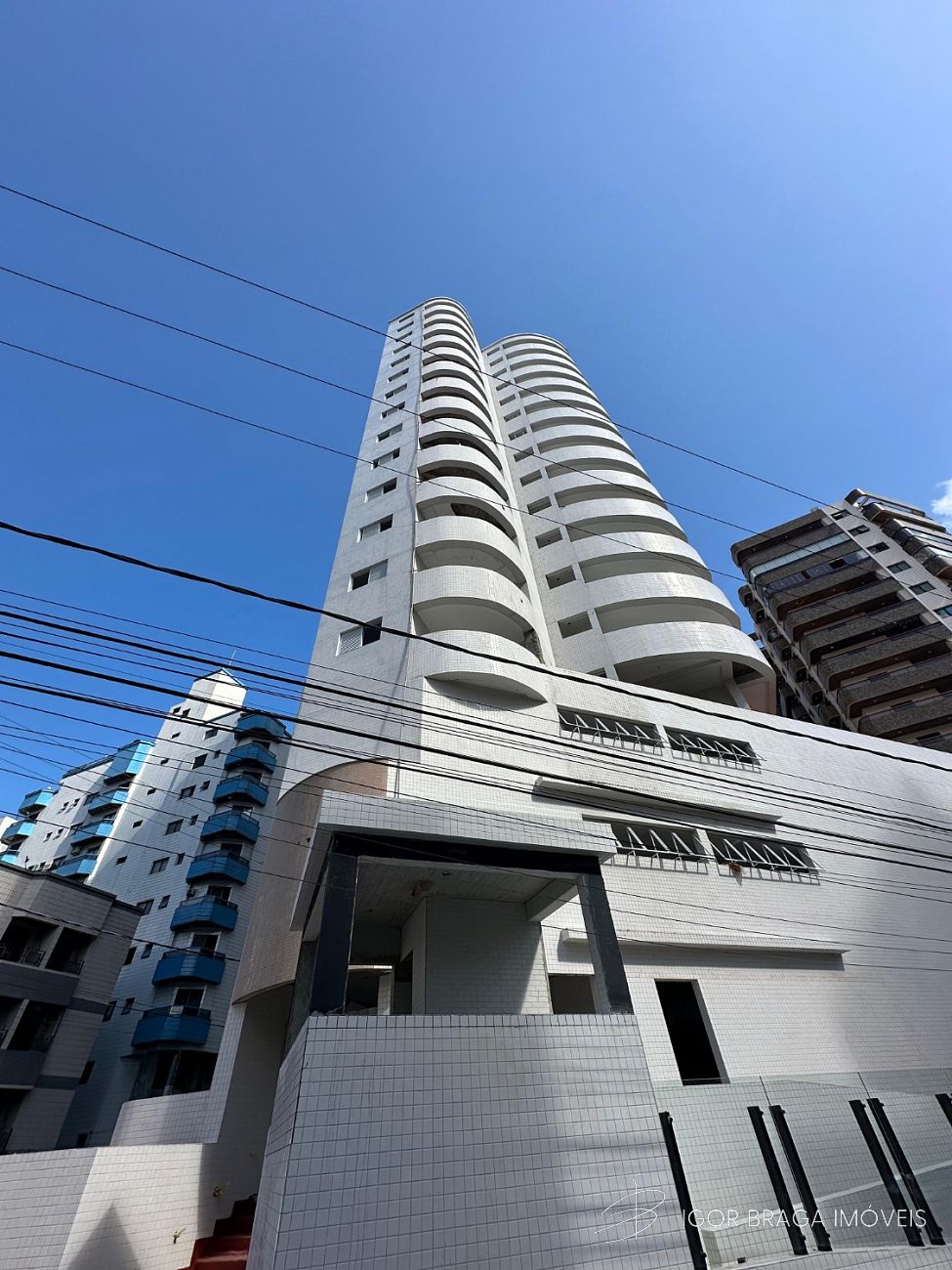 BELÍSSIMO APARTAMENTO AMPLO, À 100M DO MAR