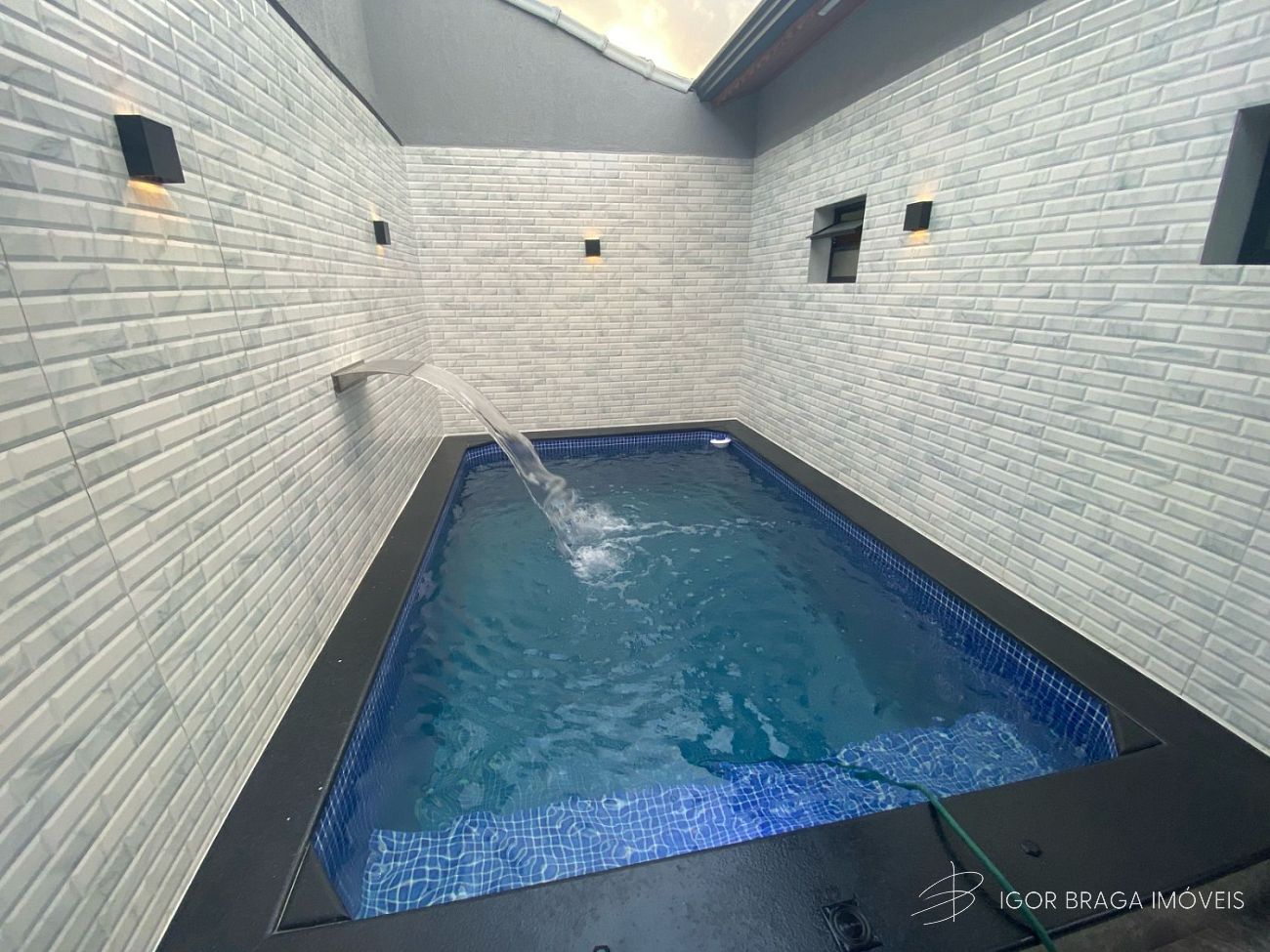 EXCELENTE CASA, FINO ACABAMENTO E À 280M DO MAR