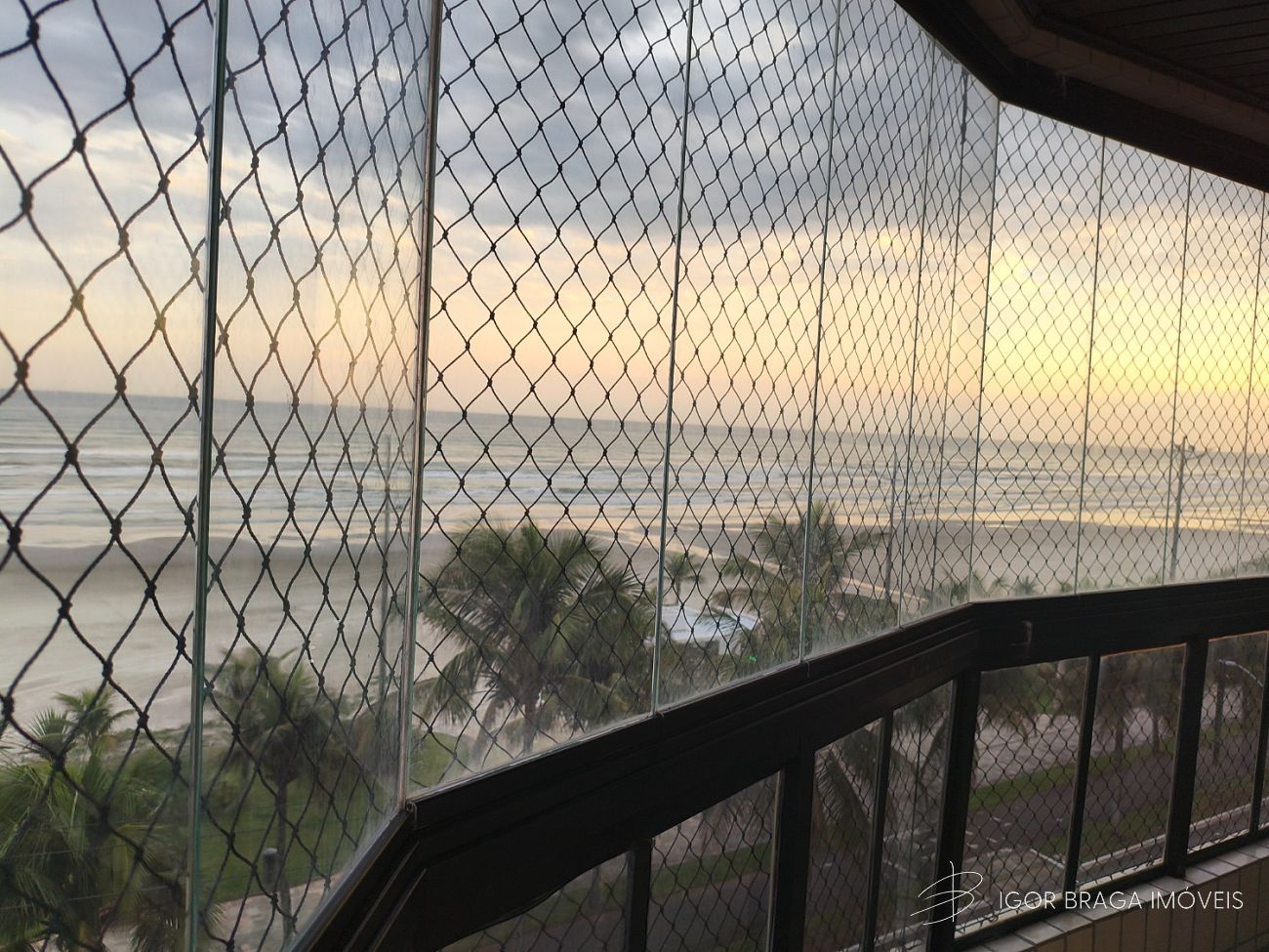BELÍSSIMO APARTAMENTO, À 10M DO MAR
