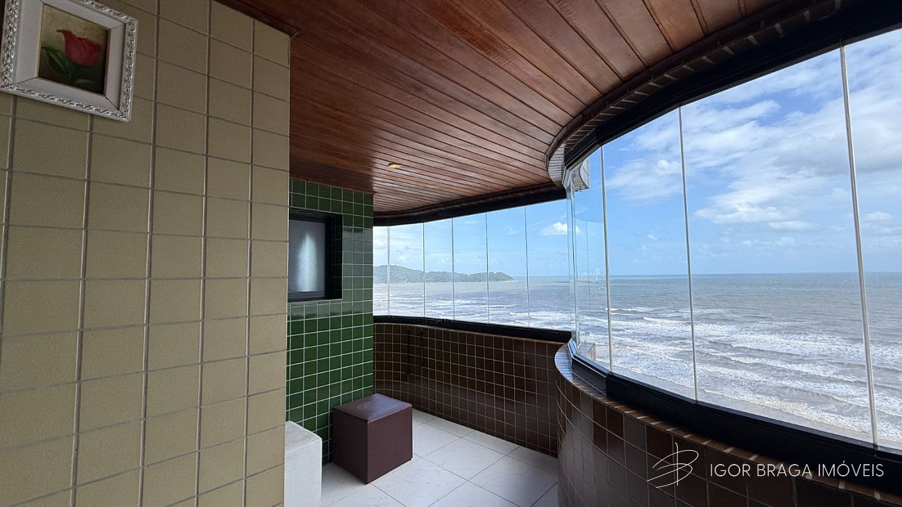 EXCELENTE APARTAMENTO, À 20M DO MAR E LAZER COMPLETO