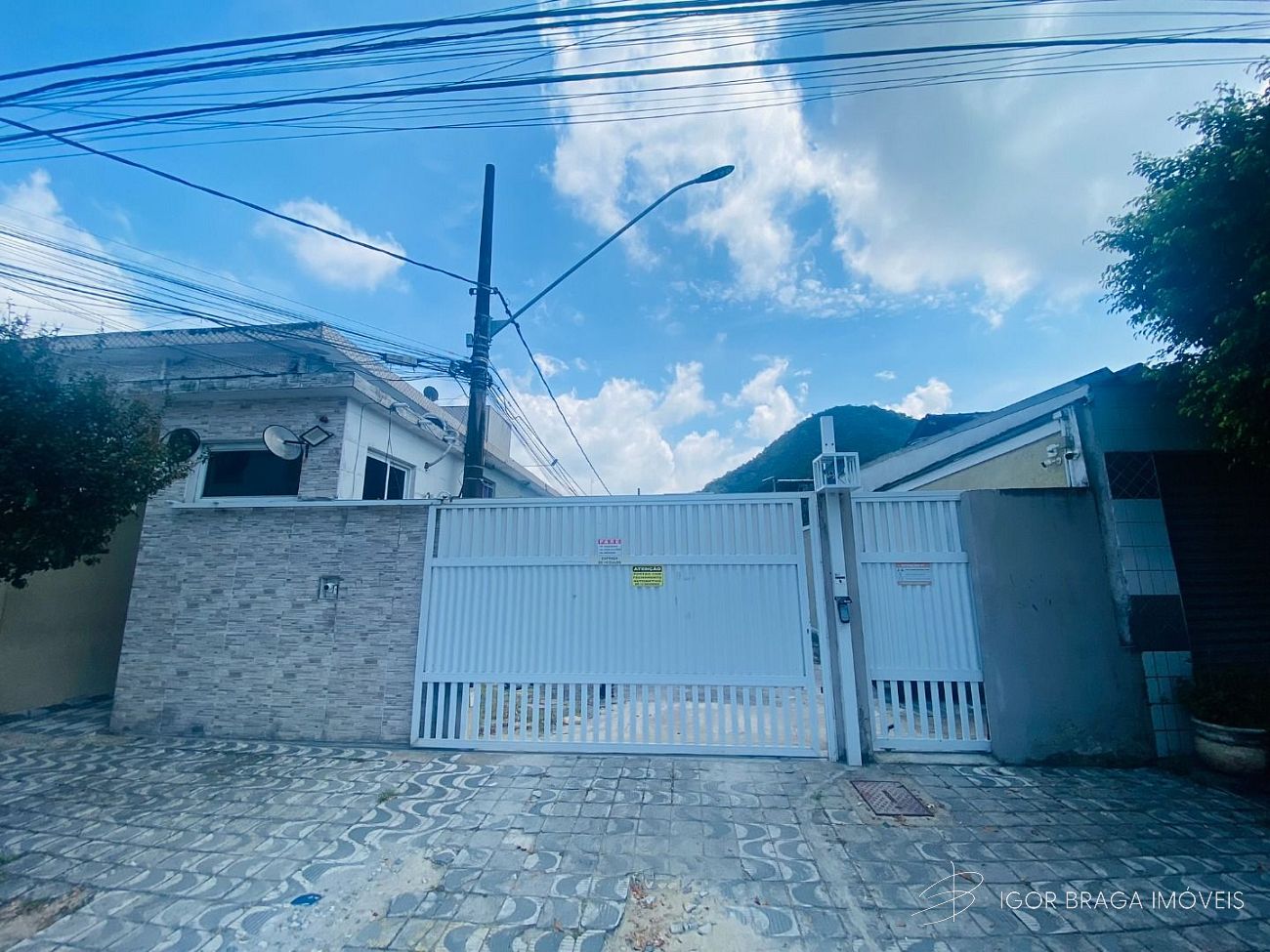BELÍSSIMA CASA EM CONDOMÍNIO, AMPLA E Á 800M DO MAR