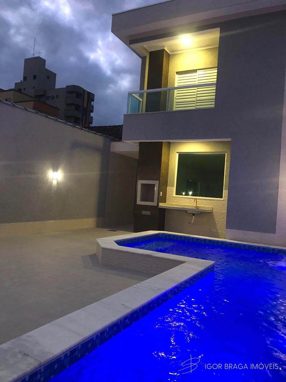 INCRIVEL SOBRADO, Á 500M DO MAR E FINO ACABAMENTO