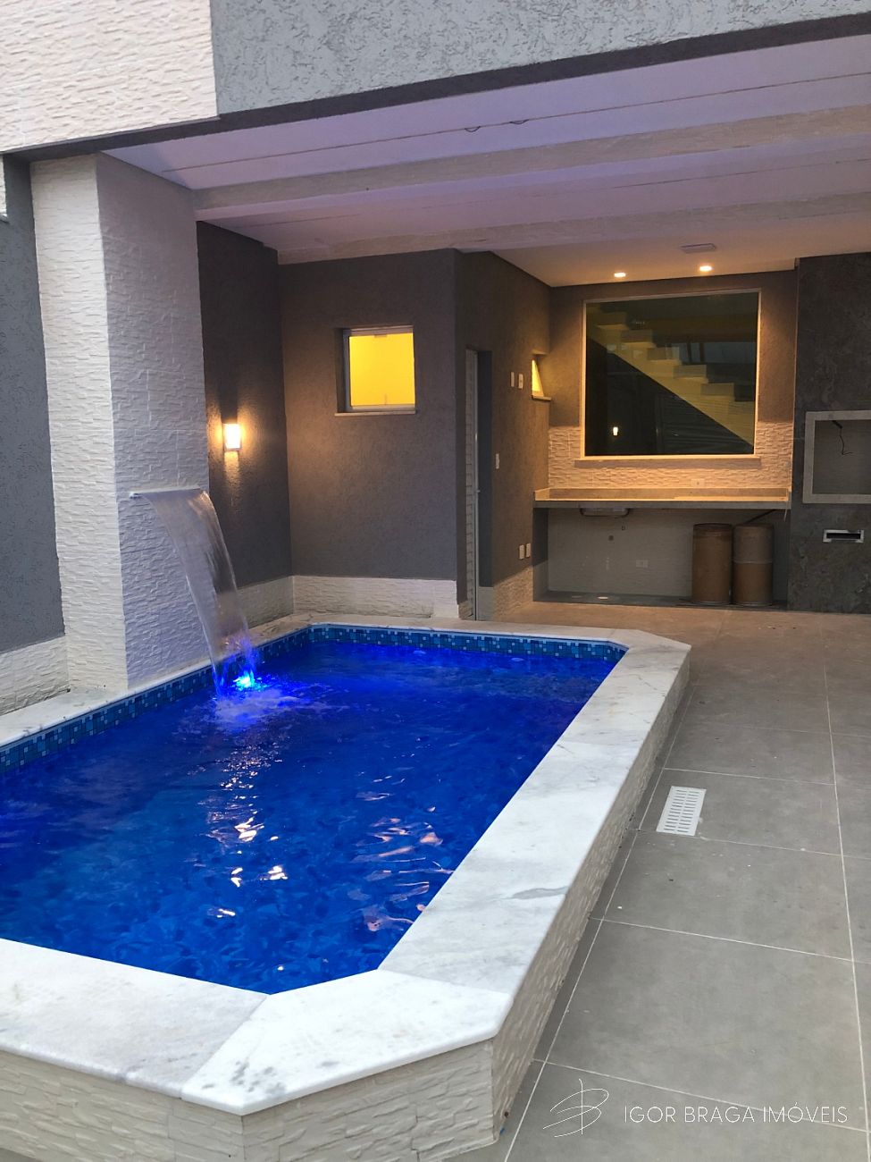 EXCELENTE SOBRADO NOVO, FINO ACABAMENTO E À 500M DO MAR