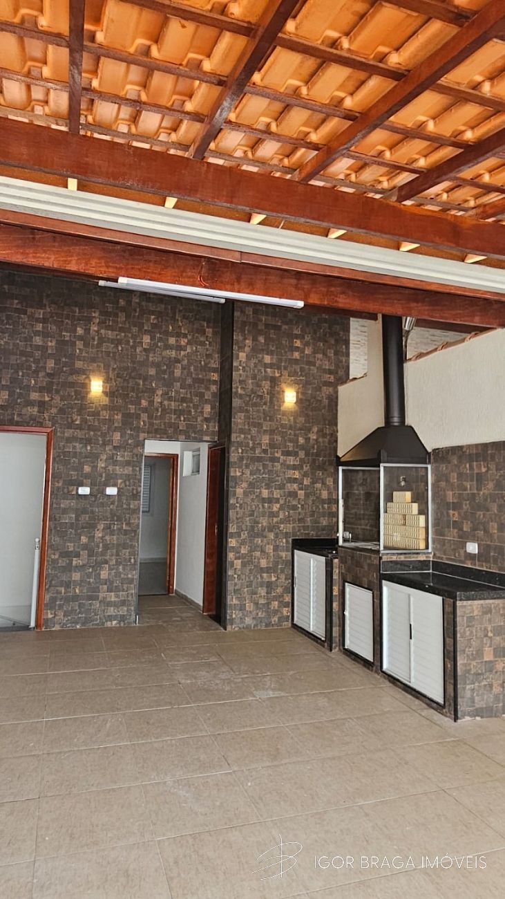 EXCELENTE SOBRADO TRIPLEX, FINO ACABAMENTO E À 300M DO MAR