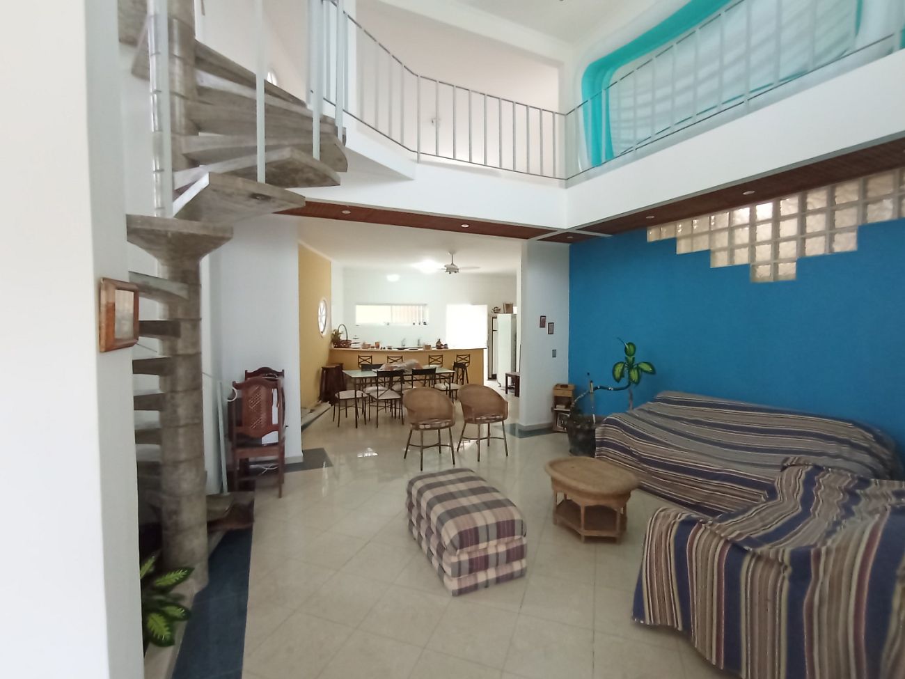 BELÍSSIMA CASA, AMPLA E À 180M DO MAR