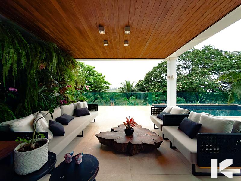 Casa com Tr�s Pavimentos no Alphaville Jacuhy 1