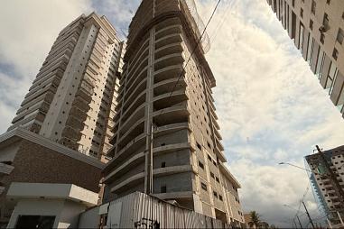 BELISSÍMO APARTAMENTO, À 10m DO MAR E LAZER COMPLETO