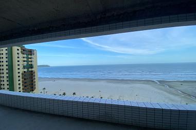 BELÍSSIMO APARTAMENTO, À 50m DO MAR E LAZER COMPLETO