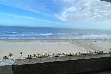 BELÍSSIMO APARTAMENTO, À 50m DO MAR E LAZER COMPLETO