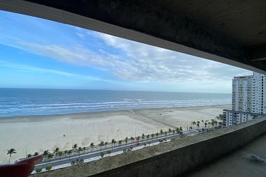 BELÍSSIMO APARTAMENTO, À 50m DO MAR E LAZER COMPLETO