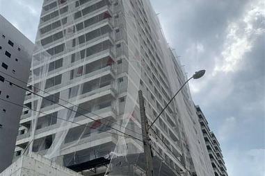 BELÍSSIMO APARTAMENTO, À 50m DO MAR E LAZER COMPLETO