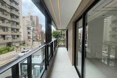 EXCELENTE CASA EM CONDOMÍNIO, FINO ACABAMENTO E À 300M DO MAR