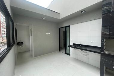 EXCELENTE CASA EM CONDOMÍNIO, FINO ACABAMENTO E À 300M DO MAR