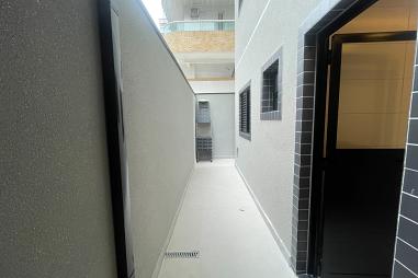 EXCELENTE CASA EM CONDOMÍNIO, FINO ACABAMENTO E À 300M DO MAR