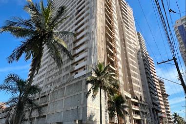 BELÍSSIMO APARTAMENTO, À 50M DO MAR E LAZER COMPLETO