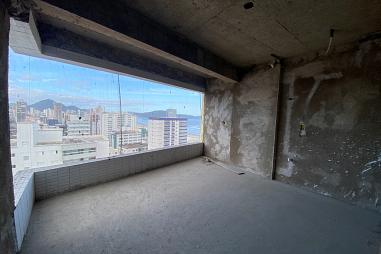 BELÍSSIMO APARTAMENTO, À 50M DO MAR E LAZER COMPLETO