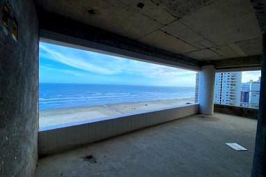 BELÍSSIMO APARTAMENTO, À 50m DO MAR E LAZER COMPLETO