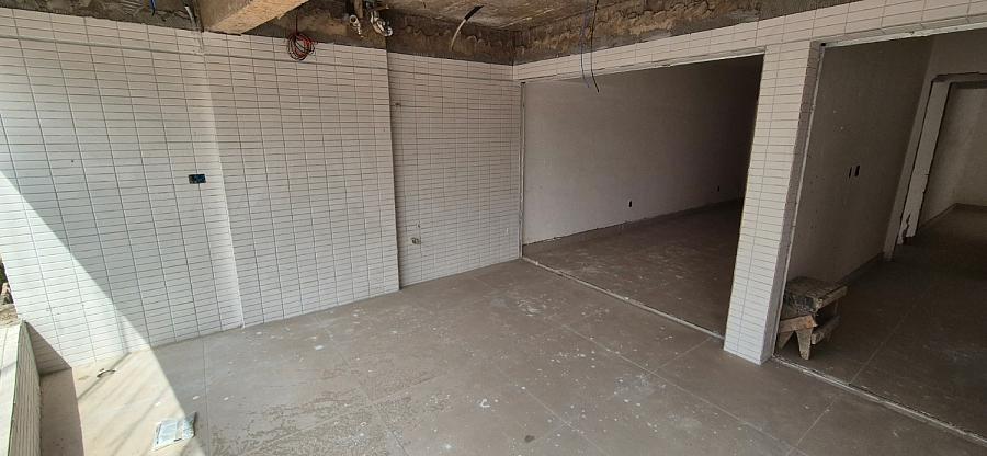 BELÍSSIMO APARTAMENTO, À 50m DO MAR E LAZER COMPLETO — foto 3