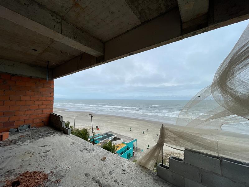 EXCELENTE APARTAMENTO EM CONSTRUÇÃO, FRENTE MAR E LAZER COMPLETO — foto 16