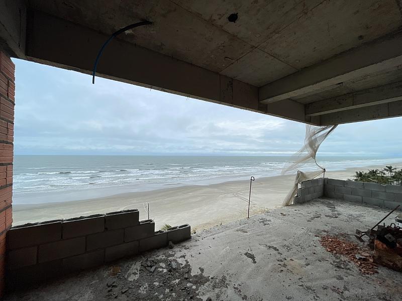 EXCELENTE APARTAMENTO EM CONSTRUÇÃO, FRENTE MAR E LAZER COMPLETO — foto 17