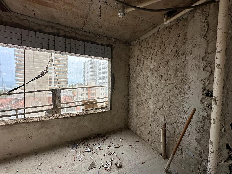 BELÍSSIMO APARTAMENTO, À 50m DO MAR E LAZER COMPLETO — foto 5