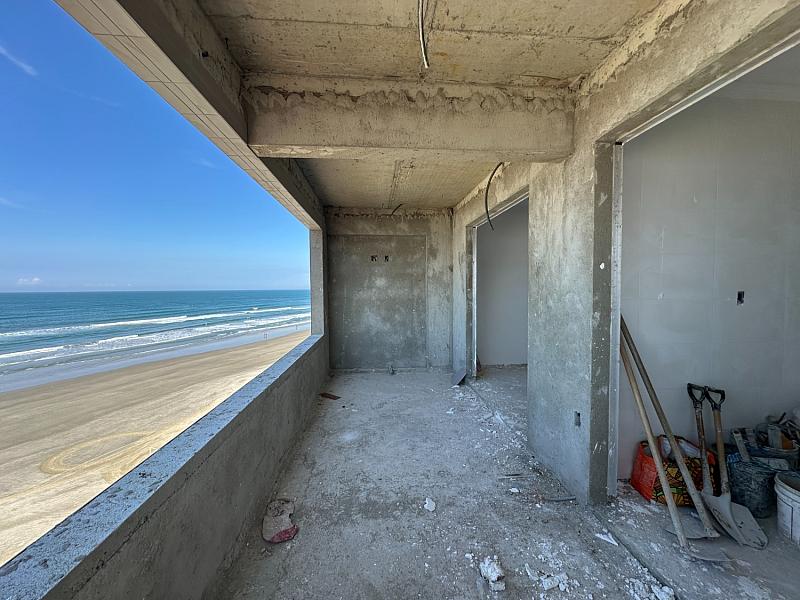 BELISSÍMO APARTAMENTO, À 10m DO MAR E LAZER COMPLETO — foto 4