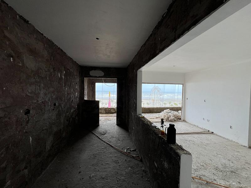 BELÍSSIMO APARTAMENTO, À 50M DO MAR E LAZER COMPLETO — foto 9