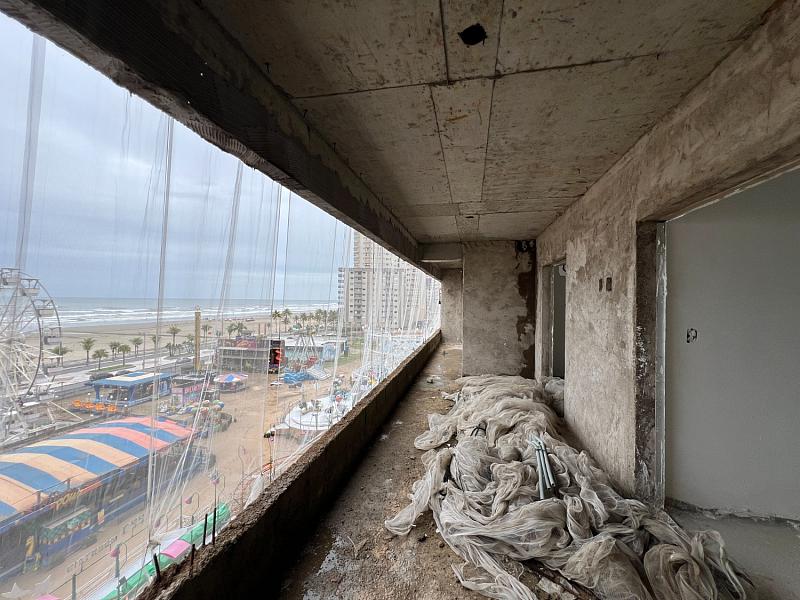 BELÍSSIMO APARTAMENTO, À 50M DO MAR E LAZER COMPLETO — foto 5