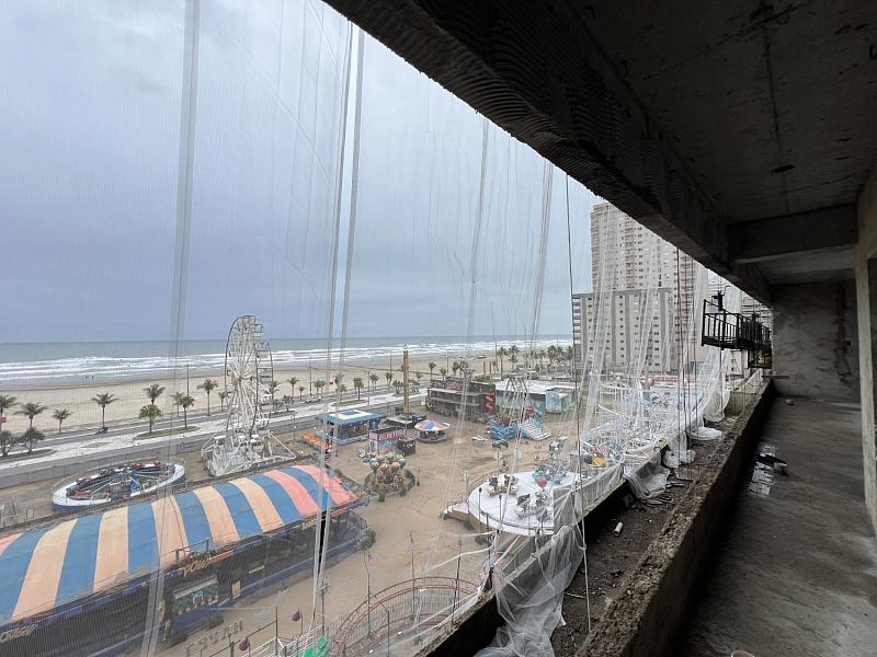 BELÍSSIMO APARTAMENTO, À 50M DO MAR E LAZER COMPLETO — foto 4