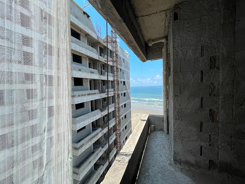 EXCELENTE COBERTURA DUPLEX, À 50m DO MAR E LAZER COMPLETO — foto 2