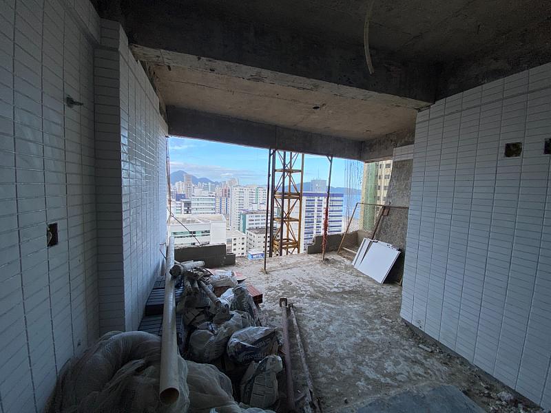 BELÍSSIMO APARTAMENTO, À 50m DO MAR E LAZER COMPLETO — foto 2