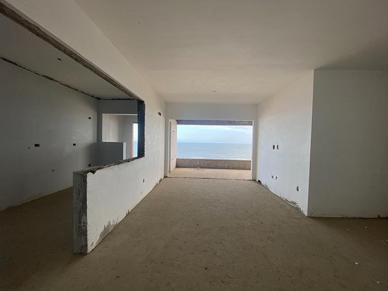 BELÍSSIMO APARTAMENTO, À 50m DO MAR E LAZER COMPLETO — foto 2