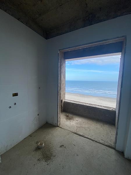 BELÍSSIMO APARTAMENTO, À 50m DO MAR E LAZER COMPLETO — foto 4