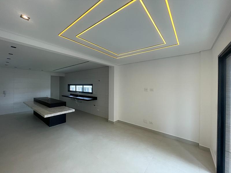 EXCELENTE CASA EM CONDOMÍNIO, FINO ACABAMENTO E À 300M DO MAR — foto 3