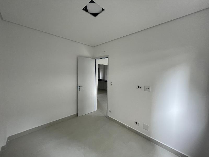 EXCELENTE CASA EM CONDOMÍNIO, FINO ACABAMENTO E À 300M DO MAR — foto 3