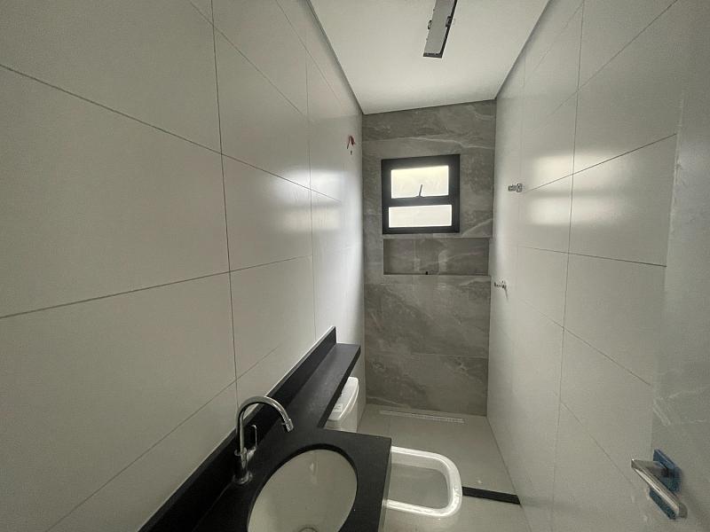 EXCELENTE CASA EM CONDOMÍNIO, FINO ACABAMENTO E À 300M DO MAR — foto 4