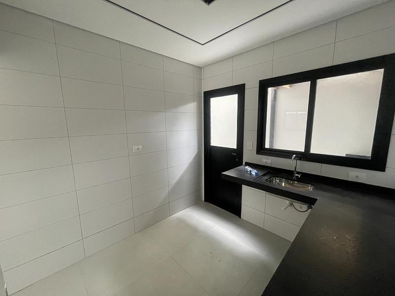 EXCELENTE CASA EM CONDOMÍNIO, FINO ACABAMENTO E À 300M DO MAR — foto 2