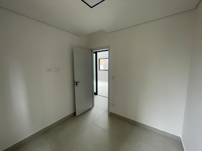 EXCELENTE CASA EM CONDOMÍNIO, FINO ACABAMENTO E À 300M DO MAR — foto 9