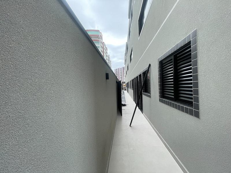 EXCELENTE CASA EM CONDOMÍNIO, FINO ACABAMENTO E À 300M DO MAR — foto 2