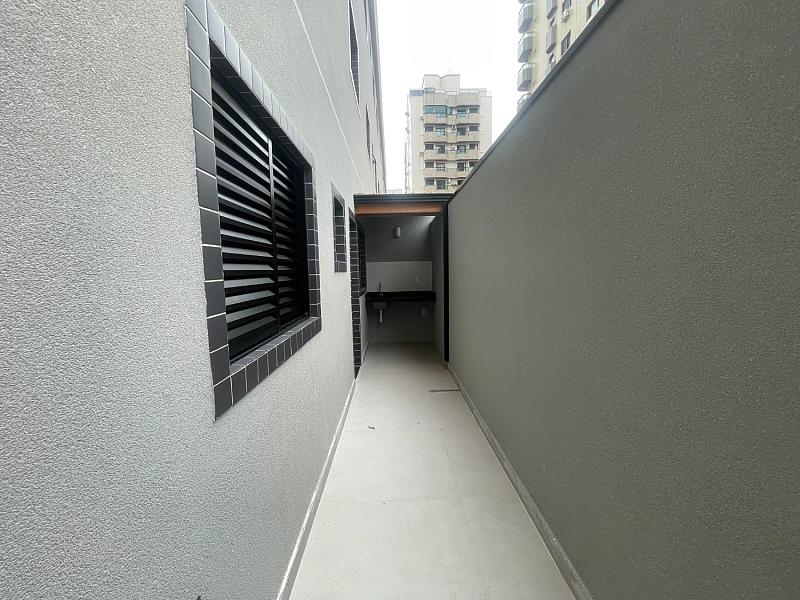 EXCELENTE CASA EM CONDOMÍNIO, FINO ACABAMENTO E À 300M DO MAR — foto 3