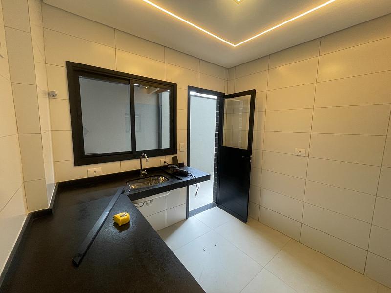 EXCELENTE CASA EM CONDOMÍNIO, FINO ACABAMENTO E À 300M DO MAR — foto 5