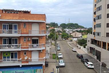 APARTAMENTO NO CENTRO DE TORRES COM 2 DORMTIORIOS E 1 VAGA DE GARAGEM