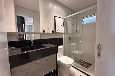 LINDO APARTAMENTO MOBILIADO UMA QUADRA DO MAR