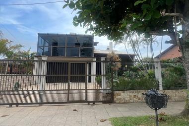 CASA MOBILIADA COM DUAS SUÍTES E 4 DORMITÓRIOS NA PRAIA GRANDE