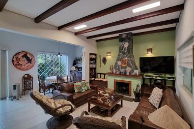 CASA EM PIÇARRAS SC - FRENTE MAR COM PISCINA