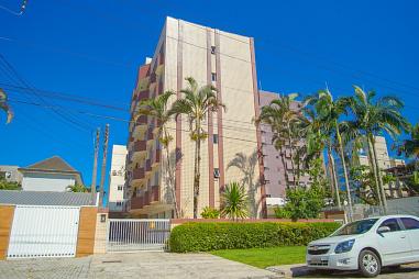 CAIOBÁ - ED. ARY SPERANDIO APTO. 3 - 3 quartos (1 suíte) na quadra da praia em Caiobá com vista para o mar | ar condicionado na sala e suíte