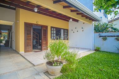 CASA EM CAIOBÁ NA REGIÃO DO SESC, COM PISCINA, AR CONDICIONADO E WI-FI